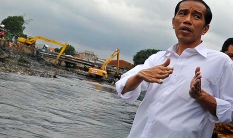 Gubernur DKI Jakarta, Joko Widodo meninjau proses normalisasi Sungai Pakin, di Penjaringan, Jakarta Utara, Senin (18/2).