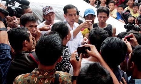 Gubernur DKI Jakarta Joko Widodo meninjau Rumah Susun Tanah Tinggi (Rustanti), Johar Baru, Jakarta, Jumat (26/10). Melalui Dinas Perumahan DKI Jakarta, Jokowi berjanji melakukan perbaikan beberapa pompa air dan pengecatan ulang Rustanti ini pada Senin (29/