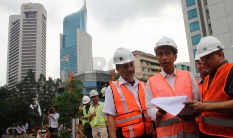 Gubernur DKI Jakarta Joko Widodo meninjau Stasiun Mass Rapid Transit (MRT) Dukuh Atas, Jakarta Pusat, Selasa (25/3). (Republika/Yasin Habibi)