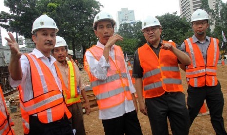 Gubernur DKI Jakarta Joko Widodo meninjau Stasiun Mass Rapid Transit (MRT) Dukuh Atas, Jakarta Pusat, Selasa (25/3). (Republika/Yasin Habibi)