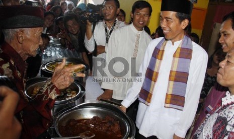   Gubernur DKI Jakarta Joko Widodo menyapa warga saat berkunjung di Kampung Deret, Tanah Tinggi, Kecamatan Johar Baru, Jakarta Pusat, Kamis (8/8).   (Republika/Yasin Habibi)