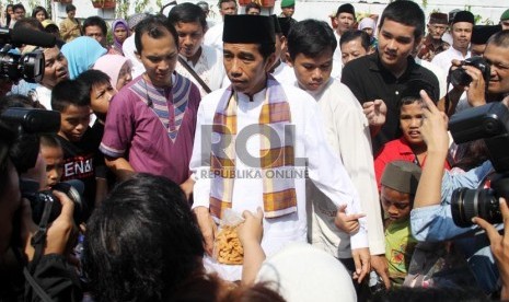   Gubernur DKI Jakarta Joko Widodo menyapa warga saat berkunjung di Kampung Deret, Tanah Tinggi, Kecamatan Johar Baru, Jakarta Pusat, Kamis (8/8).   (Republika/Yasin Habibi)