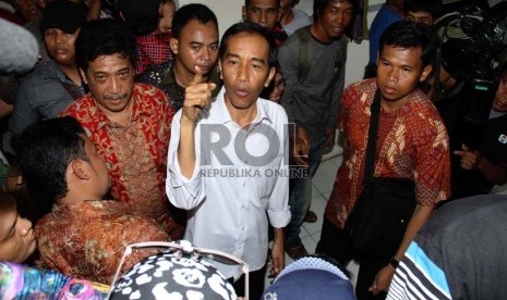   Gubernur DKI Jakarta Joko Widodo menyapa warga saat peresmian Blok G Pasar Tanah Abang, Jakarta Pusat, Senin (2/9).(Republika/Yasin Habibi)