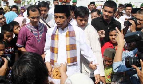  Gubernur DKI Jakarta Joko Widodo menyapa warga saat kunjungan lebaran di Kampung Deret, Tanah Tinggi, Kecamatan Johar Baru, Jakarta Pusat, Kamis (8/8). 