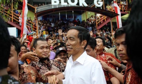  Gubernur DKI Jakarta Joko Widodo menyapa warga saat peresmian Blok G Pasar Tanah Abang, Jakarta Pusat, Senin (2/9).(Republika/Yasin Habibi)