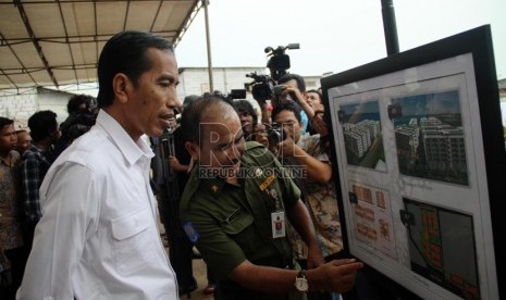  Gubernur DKI Jakarta Joko Widodo meresmikan pembangunan Rusunawa Muara Baru di Penjaringan, Jakarta Utara, Senin (15/7).    (Republika/ Yasin Habibi)