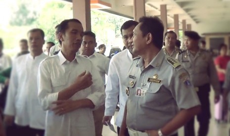 Gubernur DKI Jakarta, Joko Widodo saat meninjau bandar udara Halim Perdana Kusuma, Jumat (10/1)