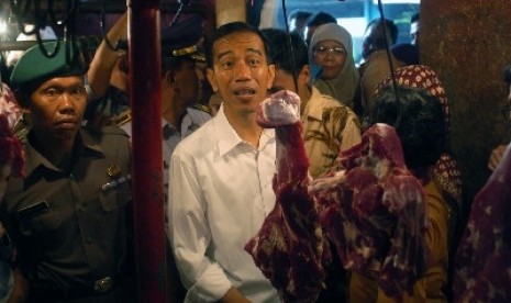 Gubernur DKI Jakarta, Jokowi berbincang dengan pedagang daging, saat mengunjungi Pasar Perumnas Klender, Jakarta, Rabu (20/3).