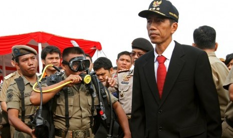 Gubernur DKI Jakarta Jokowi mengecek kesiapan peralatan siaga bencana dalam apel siaga banjir di Lapangan Monas, Jakarta, Selasa (6/11).