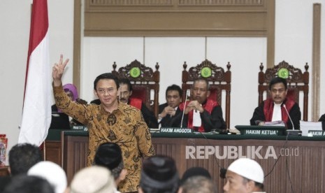 Gubernur DKI Jakarta non aktif Basuki Tjahaja Purnama (Ahok) mengikuti persidangan lanjutan atas kasusnya di auditorium Kementrian Pertanian, Jakarta, Selasa (3/1/2017)