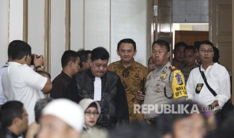 Gubernur DKI Jakarta nonaktif Basuki Tjahaja Purnama (Ahok) menjalani sidang lanjutan dengan agenda pemeriksaan saksi atas kasus dugaan penisataan agama di auditorium Kementerian Pertanian, Jakarta, Selasa (3/1)