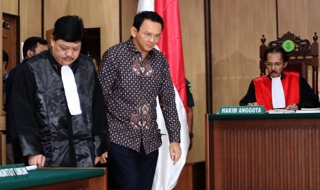 Gubernur DKI Jakarta nonaktif Basuki Tjahaja Purnama alias Ahok bersiap menjalani sidang lanjutan kasus dugaan penistaan agama di PN Jakarta Utara, Jakarta, Selasa (27/12). 