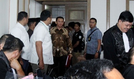 Gubernur DKI Jakarta nonaktif Basuki Tjahaja Purnama alias Ahok (keempat kiri) memasuki ruang sidang untuk menjalani sidang lanjutan kasus dugaan penistaan agama di Auditorium Kementerian Pertanian, Jakarta Selatan, Selasa (17/1).