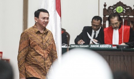 Gubernur DKI Jakarta nonaktif Basuki Tjahaja Purnama alias Ahok memasuki ruang sidang untuk menjalani sidang lanjutan kasus dugaan penistaan agama di Auditorium Kementerian Pertanian, Jakarta, Selasa (24/1).