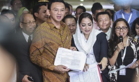 Gubernur DKI Jakarta nonaktif Basuki Tjahaja Purnama alias Ahok (ketiga kiri) didampingi kuasa hukumnya menunjukan bukti kejanggalan sejumlah saksi pelapor saat memberikan keterangan kepada media usai menjalani sidang lanjutan kasus dugaan penistaan agama 