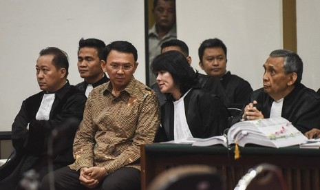 Gubernur DKI Jakarta nonaktif Basuki Tjahaja Purnama alias Ahok (kedua kiri) berbincang dengan penasehat hukumnya saat menjalani sidang lanjutan kasus dugaan penistaan agama di PN Jakarta Utara, Auditorium Kementerian Pertanian, Jakarta, Rabu (29/3). 