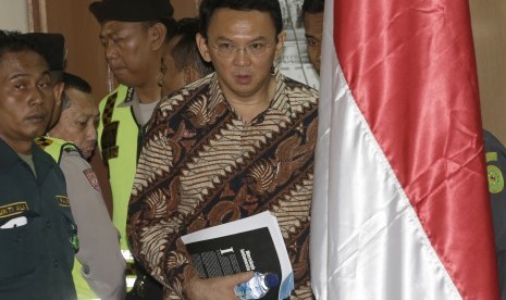 Gubernur DKI Jakarta nonaktif Basuki Tjahaja Purnama atau Ahok bersiap menjalani sidang perdana kasus dugaan penistaan agama di PN Jakarta Utara, Selasa (13/12).