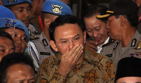 Gubernur DKI Jakarta nonaktif Basuki Tjahaja Purnama atau Ahok (tengah). 