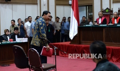 The defendant of alleged blasphemy case, Basuki Tjahaja Purnama (Ahok), attended the warrant reading session at the Auditorium of Agriculture Ministry, South Jakarta, on Tuesday (April 11). The trial was adjourned since the prosecutors were unable to finish typing the warrant.