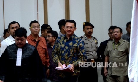 Gubernur DKI Jakarta nonaktif Basuki Tjahaja Purnama atau Ahok memasuki ruang persidangan kasus dugaan penistaan agama oleh PN Jakarta Utara di Auditorium Kementan, Ragunan, Jakarta Selatan, Selasa (4/4).