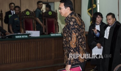 Gubernur DKI Jakarta nonaktif Basuki Tjahaja Purnama beranjak dari duduk seusai menjalani sidang lanjutan kasus dugaan penistaan agama di PN Jakarta Utara, Jakarta, Selasa (20/12).