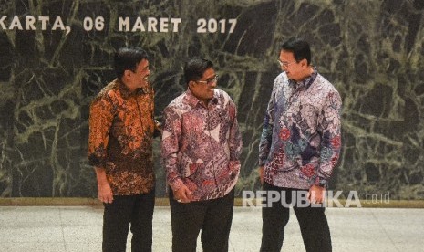 Gubernur DKI Jakarta nonaktif Basuki Tjahaja Purnama (kanan) bersama Wakil Gubernur nonaktif Djarot Saiful Hidayat (kiri) berbincang dengan Plt Gubernur DKI Sumarsono saat serah terima jabatan Plt Gubernur DKI di Balaikota, Jakarta, Senin (6/3).