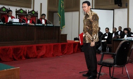 Gubernur DKI Jakarta nonaktif Basuki Tjahaja Purnama siap untuk menjalani sidang lanjutan kasus dugaan penistaan agama di Auditorium Kementerian Pertanian, Jakarta Selatan, Selasa (17/1). 