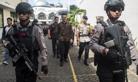 Gubernur DKI Jakarta nonaktif Basuki Tjahaja Purnama (tengah) dikawal petugas kepolisian berjalan seusai menjalani sidang lanjutan kasus dugaan penistaan agama di PN Jakarta Utara, Jakarta, Selasa (20/12).