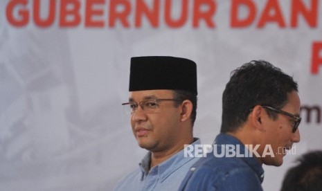  Gubernur DKI Jakarta Periode 2017-2022 Anies Baswedan dan Wakil Gubernur Sandiaga Uno menghadiri penetapan pemenang Pilkada DKI Jakarta yang digelar KPUD DKI Jakarta di kantor KPUD DKI Jakarta, Jumat (5/5). 