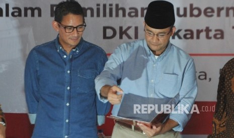 Gubernur DKI Jakarta Periode 2017-2022 Anies Baswedan dan Wakil Gubernur Sandiaga Uno menerima surat salinan penetapan pemenang Pilkada DKI Jakarta yang digelar KPUD DKI Jakarta di kantor KPUD DKI Jakarta, Jumat (5/5).