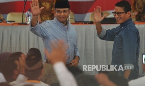 Gubernur DKI Jakarta Periode 2017-2022 Anies Baswedan dan Wakil Gubernur Sandiaga Uno menghadiri penetapan pemenang Pilkada DKI Jakarta yang digelar KPUD DKI Jakarta di kantor KPUD DKI Jakarta, Jumat (5/5).