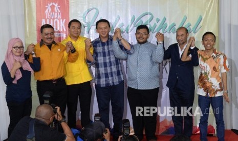 Calon Gubernur DKI Jakarta Basuki Tjahaja Purnama bersama politikus dari partai pendukung dan Teman Ahok 