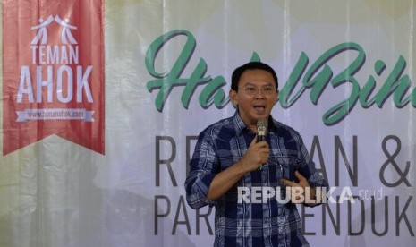 Gubernur DKI Jakarta sekaligus Bakal Calon Gubernur DKI Jakarta Basuki Tjahaja Purnama(tengah) bersama Teman Ahok dan perwakilan pendukung dari partai politik berfoto saat acara Halal Bihalal bersama Teman Ahok di Posko Teman Ahok, Jakarta, Rabu (27/7). 