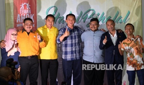 Gubernur DKI Jakarta sekaligus Bakal Calon Gubernur DKI Jakarta Basuki Tjahaja Purnama(tengah) bersama Teman Ahok dan perwakilan pendukung dari partai politik berfoto saat acara Halal Bihalal bersama Teman Ahok di Posko Teman Ahok, Jakarta, Rabu (27/7). 