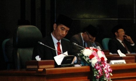 Gubernur DKI Jakarta sekaligus presiden terpilih Jokowi mengikuti Rapat Paripurna di gedung DPRD DKI Jakarta, Rabu (23/7). 