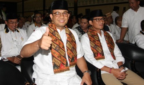 Gubernur DKI Jakarta terpilih Anies Baswedan (kiri) dan Wakil Gubernur DKI Jakarta terpilih Sandiaga Uno (kanan) menghadiri acara selamatan dan doa bersama yang digelar Dewan Pimpinan Wilayah Partai Keadilan Sejahtera (DPW PKS) DKI Jakarta di Jakarta, Minggu (15/10).