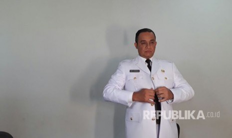 Gubernur DKI Jakarta terpilih Anies Baswedan mengenakan baju Dinas dalam sesi fitting dan foto pakaian dinas di Kebayoran Baru, Jakarta Selatan, Kamis (12/10)