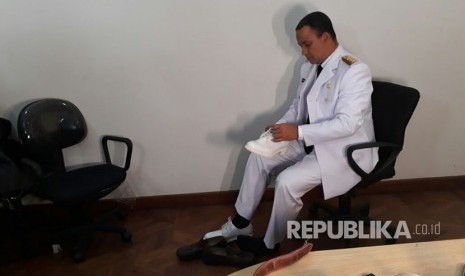 Gubernur DKI Jakarta terpilih Anies Baswedan mengenakan baju Dinas dalam sesi fitting dan foto pakaian dinas di Kebayoran Baru, Jakarta Selatan, Kamis (12/10)