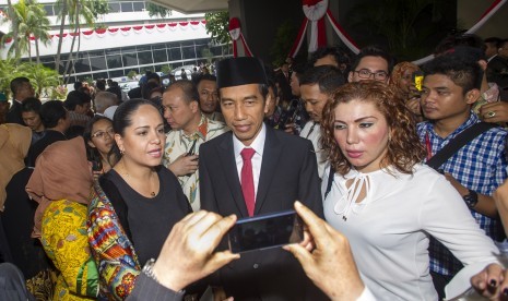 Gubernur DKI Jakarta yang juga Presiden terpilih Joko Widodo, diminta berfoto bersama dengan sejumlah perwakilan kedutaan besar negara tetangga seusai menghadiri Sidang Bersama DPR dan DPD RI dalam rangka HUT Kemerdekaan ke-69 RI di Gedung Nusantara, Kompl