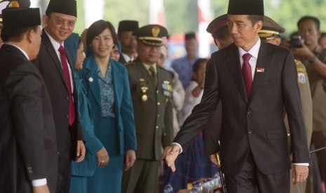 Gubernur DKI Jakarta yang juga Presiden terpilih Joko Widodo (kanan) menyapa Wakil Gubernur DKI Jakarta Basuki Tjahaja Purnama usai menjadi inspektur upacara HUT ke-69 Kemerdekaan RI Tingkat Provinsi DKI Jakarta di Kawasan Monumen Nasional Jakarta, Minggu 