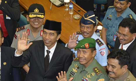 Gubernur DKI Jakarta yang juga Presiden terpilih Joko Widodo (ketiga kiri) bersama Pangdam Jaya Mayjen TNI Agus Sutomo (ketiga kanan depan), Kapolda Metro Jaya Irjen Pol. Unggung Cahyono (kedua kiri)