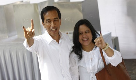   GUbernur DKI Joko Widodo bersama isterinya Iriana Joko Widodo (kanan) usai mencoblos di Jakarta, Rabu (9/4).