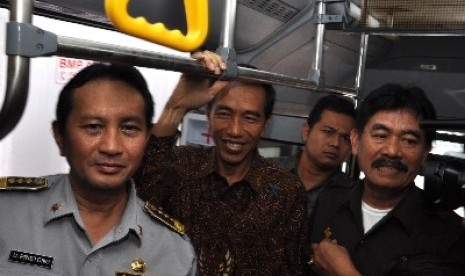 Gubernur DKI Joko Widodo di dampingi Kadis Perhubungan DKI Udar Pristono beserta rombongan melakukan uji tes Bus Transjakarta usai peresmian Jalur Busway Koridor 12 di Halte Museum Fatahillah, Jakarta Barat, Kamis (14/2).