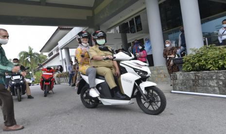 Gubernur Erzaldi bersama Ibu Melati mencoba menggunakan Gesits di Halaman Kantor Gubernur Babel.