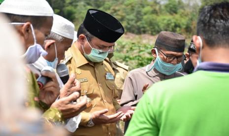 Gubernur Erzaldi beserta rombongan melakukan peletakan batu pertama pembangunan Pondok Pesantren Modern Khoirul Ummah, Selasa (8/12). 