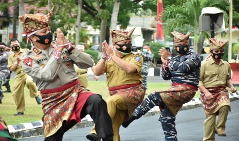 Gubernur Erzaldi dan Wakil Gubernur Abdul Fatah turut berpartisipasi melakukan senam bedincak dalam latihan gabungan dengan rampak bedug. Tidak hanya Gubernur Erzaldi bersama jajaran Pemprov. Babel, namun jajaran Polda Kepulauan Bangka Belitung, Danrem 045/Gaya, PJU, dan Perwira TNI Babel turut memeriahkan kegiatan latihan tersebut.