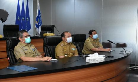 Gubernur Erzaldi didampingi Kepala Dinas Pendidikan Babel, Muhamad Soleh dan Sekretaris Dinas Pendidikan Babel, Ervawi saat melakukan audiensi dengan pihak JGU, di Ruang Video Conference, lantai 1 Kantor Gubernur Babel, Air Itam, Pangkalpinang, Selasa (9/2).