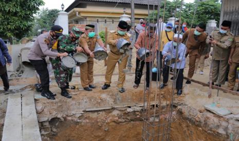 Gubernur Erzaldi melakukan peletakan batu pertama pembangunan Masjid Al-Iman di Desa Beluluk, Senin, (9/11). Dalam acara tersebut, Gubernur Kepulauan Bangka Belitung tampak menuangkan adukan semen sekaligus mengumandangkan takbir.