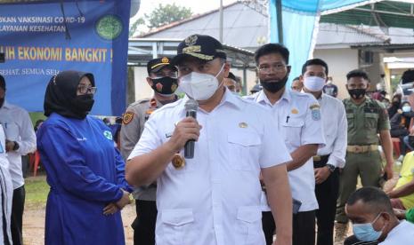 Gubernur Erzaldi mengunjungi Puskesmas Tempilang untuk melihat proses vaksinasi di wilayah tersebut, Rabu (30/6).  Erzaldi Rosman terus mengejar percepatan vaksinasi di Negeri Serumpun Sebalai. Gencarnya pelaksanaan vaksinasi ini merupakan bagian dari pengendalian pandemi virus corona. 