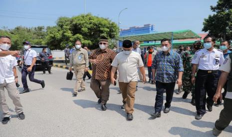 Gubernur Erzaldi Rosman bersama Forkopimda Babel, Bupati Bangka Barat Sukirman, Wakil Bupati Bong Ming Ming beserta pengelola pelabuhan, usai melaksanakan peninjauan pelaksanaan vaksinasi bagi masyarakat di Pelabuhan Tanjung Kalian Muntok, Kabupaten Bangka Barat, Jumat (30/7). 